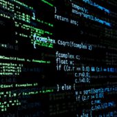 Ecran d'ordinateur avec des lignes de code - logiciel