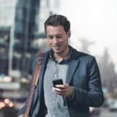 kit piéton téléphone - personne entrain de téléphoner dans la rue